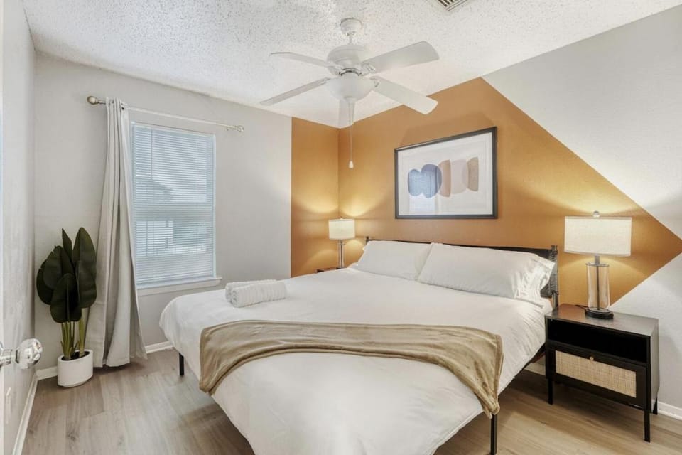 Relaxing King Suite Getaway - Sleeps 4 - Pool, Pkg Apartment in Austin