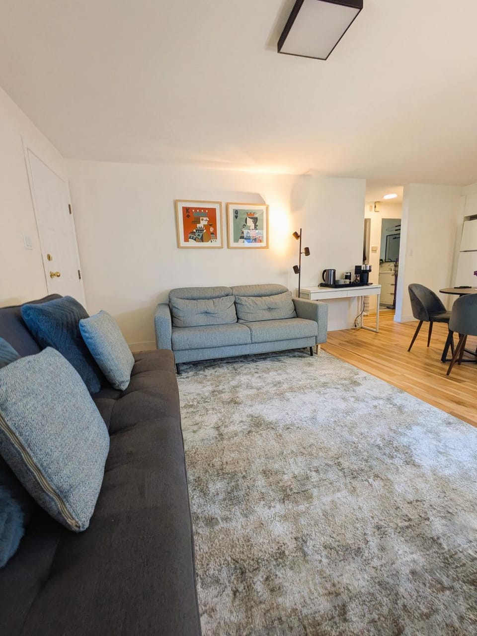 Private room in Chic Main St suite Vacation rental in Vancouver