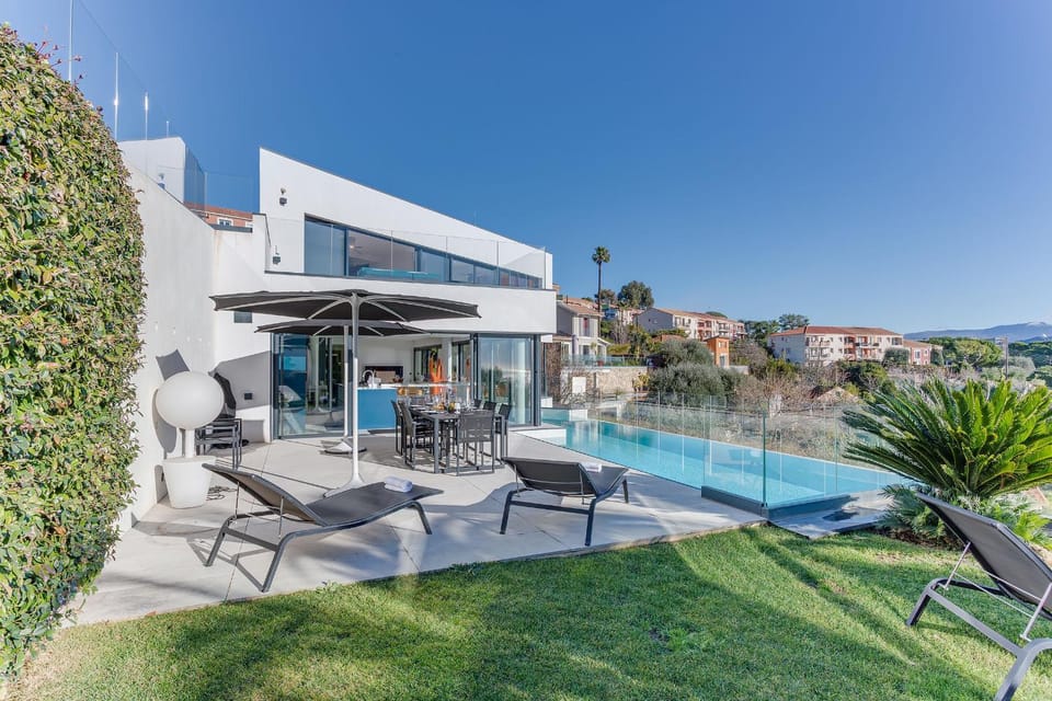 Property building, Patio, Swimming pool, sunbed