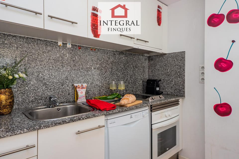 Coffee/tea facilities, dishwasher, oven, stove, kitchen