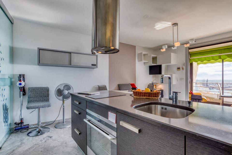 Kitchen or kitchenette, Living room