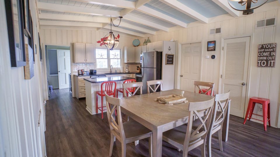 Kitchen or kitchenette, Photo of the whole room, Seating area, Dining area