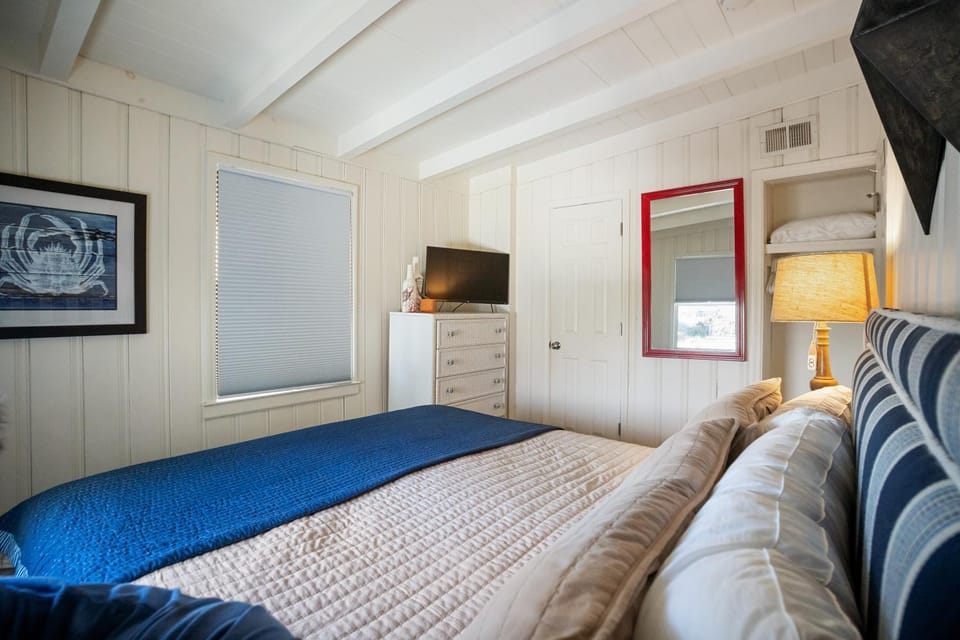 Bed, TV and multimedia, Decorative detail, Bedroom