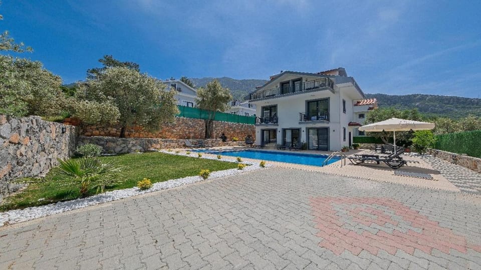 Property building, Garden, Swimming pool