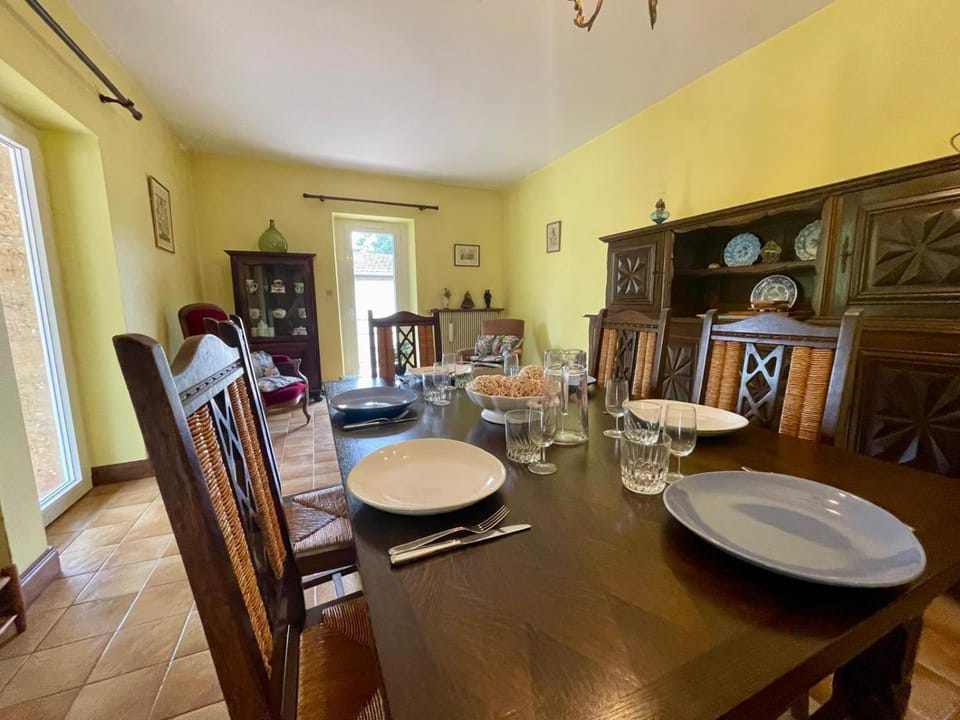 Dining area, Meals