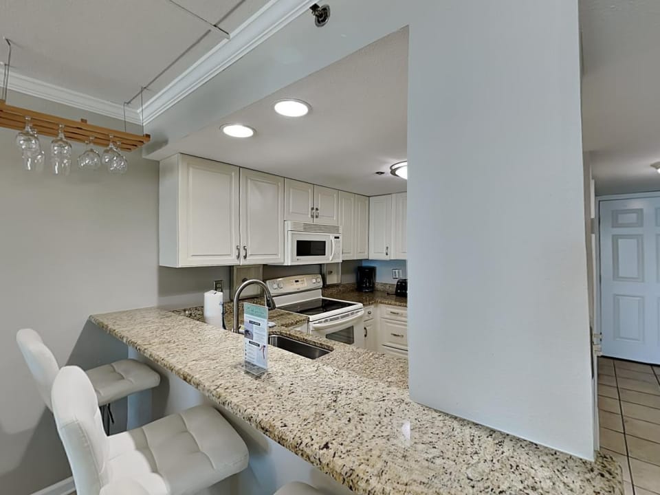 Kitchen or kitchenette, Seating area, microwave, oven, stove