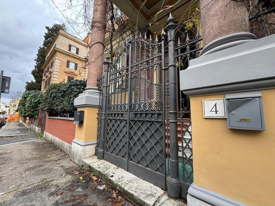 Property building, Day, Neighbourhood, Street view, Quiet street view