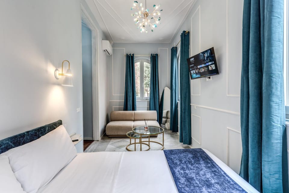 Bed, TV and multimedia, Photo of the whole room, Seating area, Bedroom