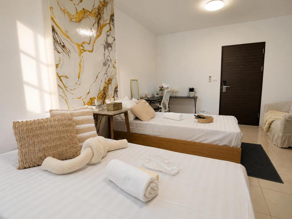 Bed, Bedroom, towels