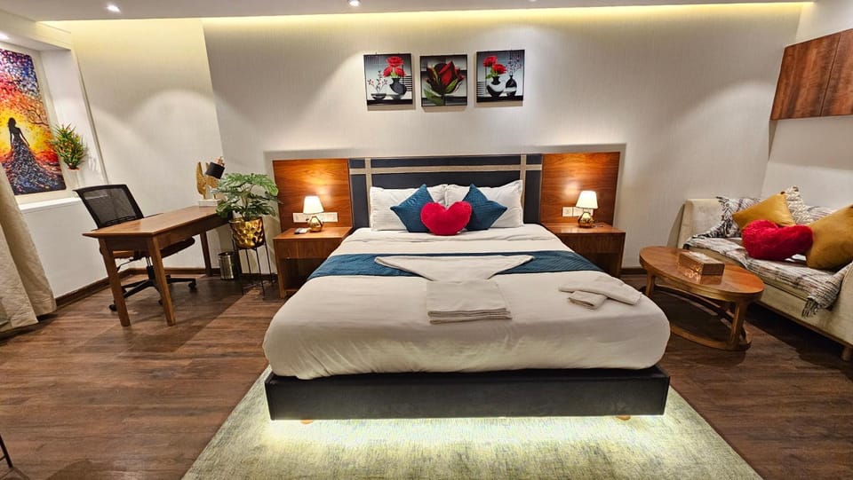 Bed, Living room, Photo of the whole room, Seating area, Bedroom, towels