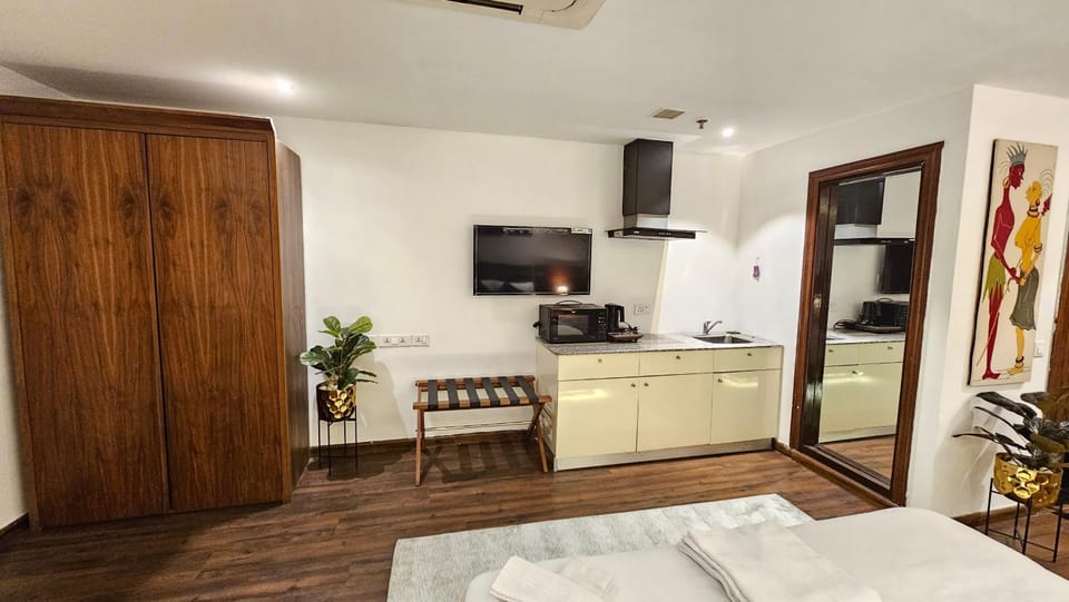 TV and multimedia, Kitchen or kitchenette, microwave, wardrobe