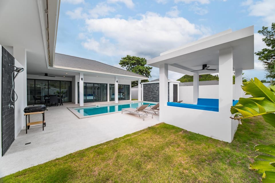Property building, Patio, Garden view, Pool view, Swimming pool, sunbed