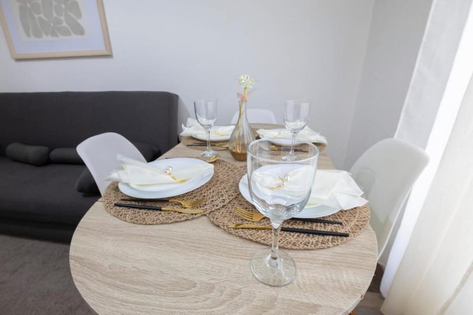 Living room, Food and drinks, Seating area, Dining area