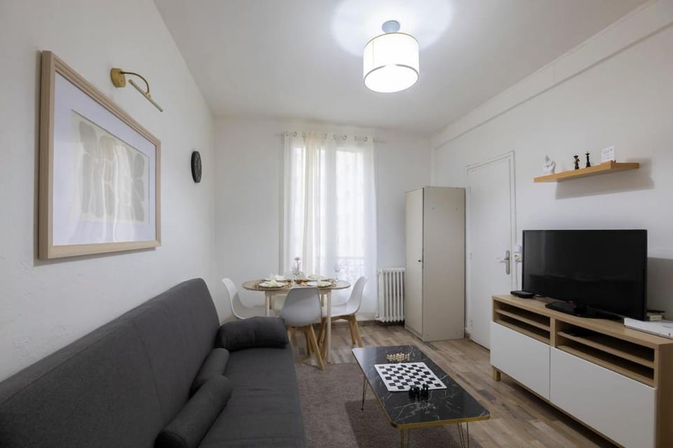 Communal lounge/ TV room, TV and multimedia, Living room, Seating area, Evening entertainment