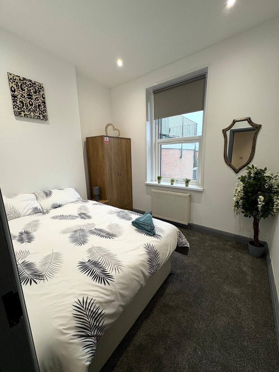 Spacious 4 Bed Retreat, 2 Bath, Sleeps 8 plus 2, Beach, Bars, Dinning, Shops, Golf, for Groups, Contractors or Families Apartment in Bournemouth