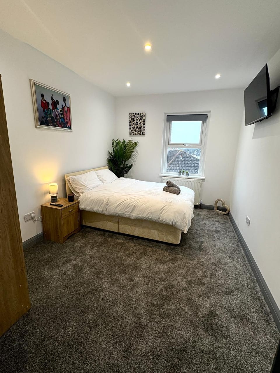 Spacious 4 Bed Retreat, 2 Bath, Sleeps 8 plus 2, Beach, Bars, Dinning, Shops, Golf, for Groups, Contractors or Families Apartment in Bournemouth