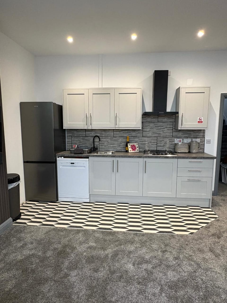 Spacious 4 Bed Retreat, 2 Bath, Sleeps 8 plus 2, Beach, Bars, Dinning, Shops, Golf, for Groups, Contractors or Families Apartment in Bournemouth