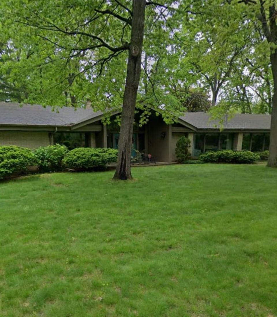 Ranch Style w firepit and big backyard TV Room House in Rockford