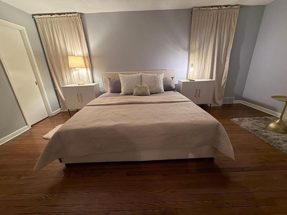 TheCreekHouse 5BR Sanctuary w Sunroom and Games House in Rockford