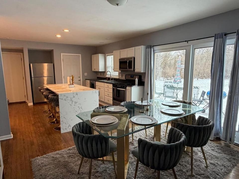 TheCreekHouse 5BR Sanctuary w Sunroom and Games House in Rockford