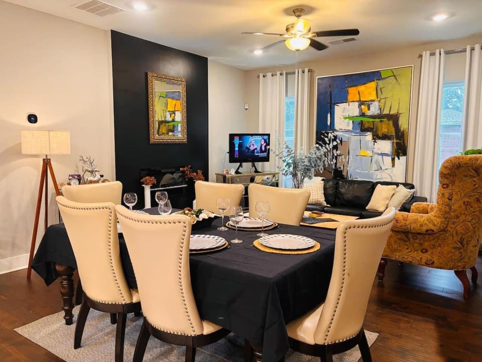 The Entertainment House Sleeps 8 Near Mall House in Lithonia