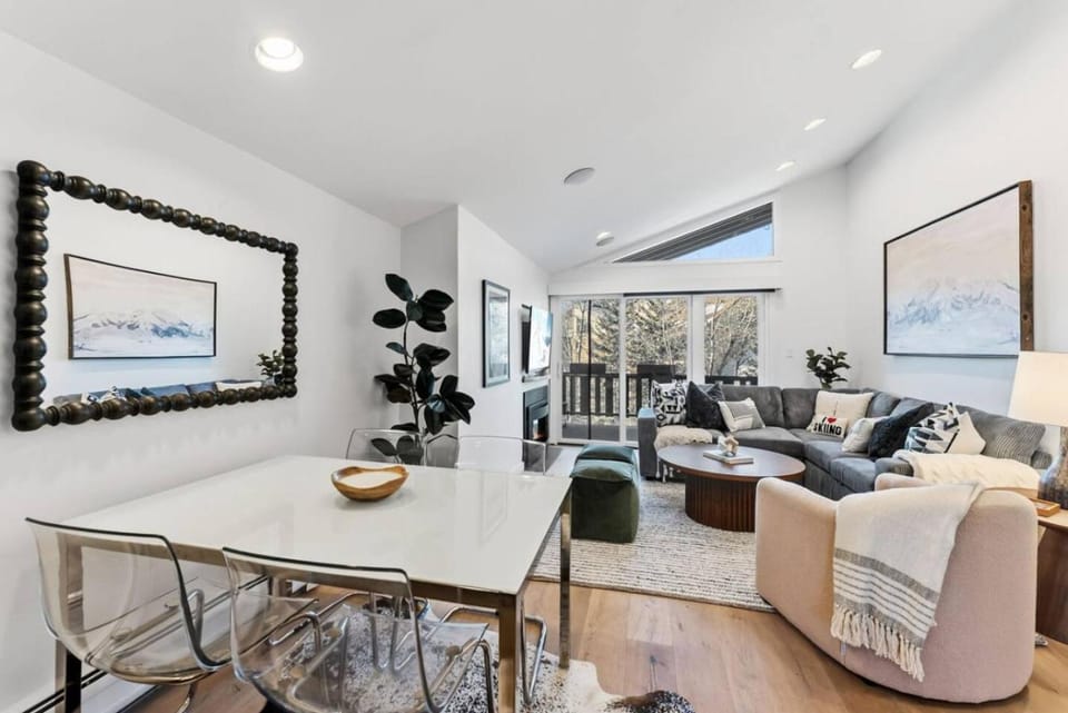 Remodeled 2BR Condo Walk to Lionshead Village House in Vail
