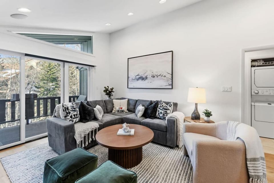 Remodeled 2BR Condo Walk to Lionshead Village House in Vail