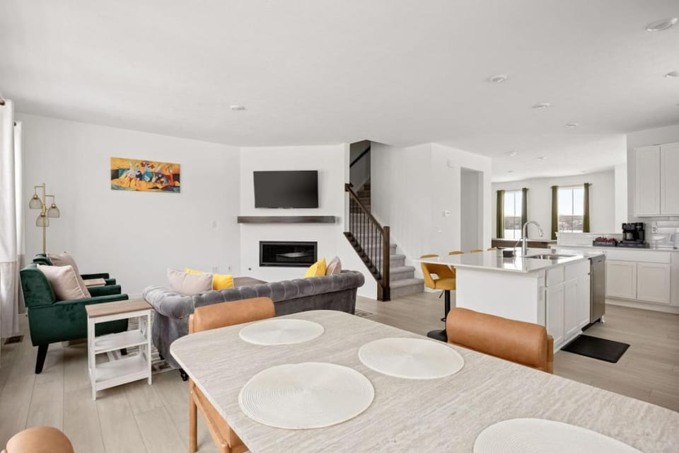 TV and multimedia, Living room, Evening entertainment