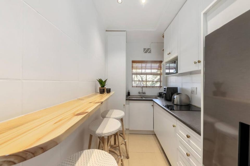 Queen Bed Mountain View Fast Wifi Apartment in Cape Town