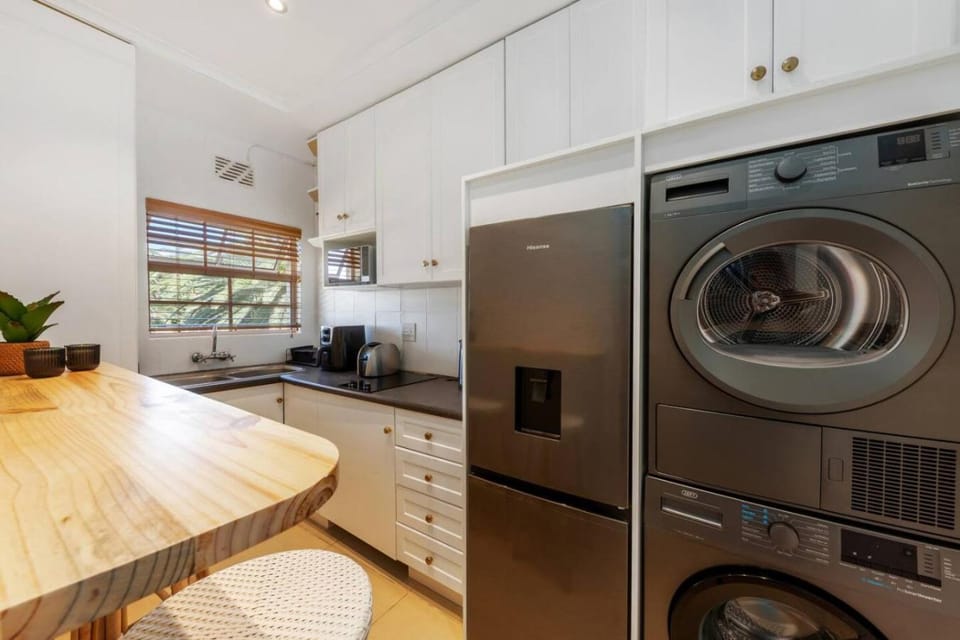 Queen Bed Mountain View Fast Wifi Apartment in Cape Town