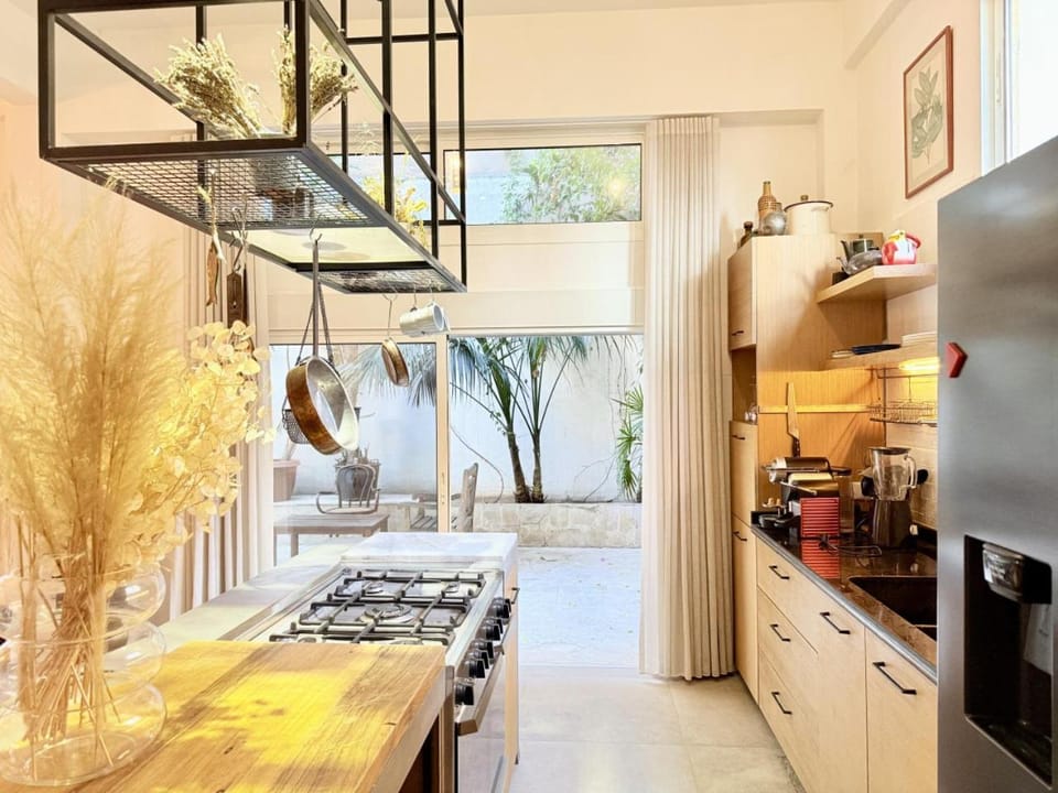 Coffee/tea facilities, Kitchen or kitchenette, oven, stove