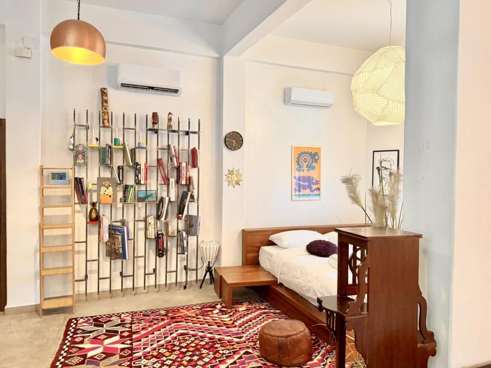Bed, Photo of the whole room, Decorative detail, Bedroom, air conditioner
