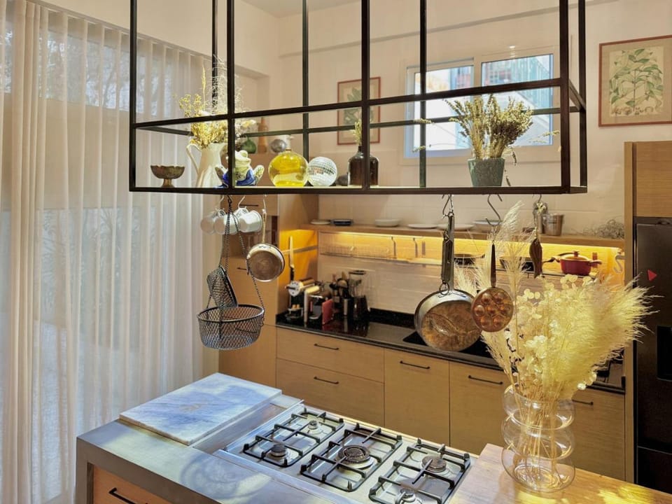 Coffee/tea facilities, Kitchen or kitchenette, stove