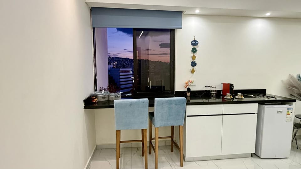Coffee/tea facilities, Kitchen or kitchenette, stove