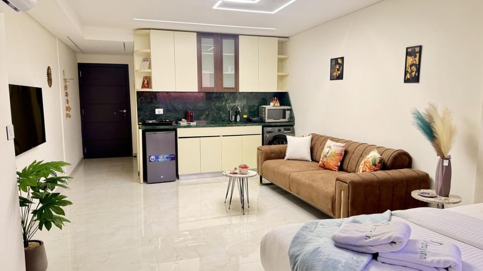 TV and multimedia, Kitchen or kitchenette, Photo of the whole room, stove, washing machine