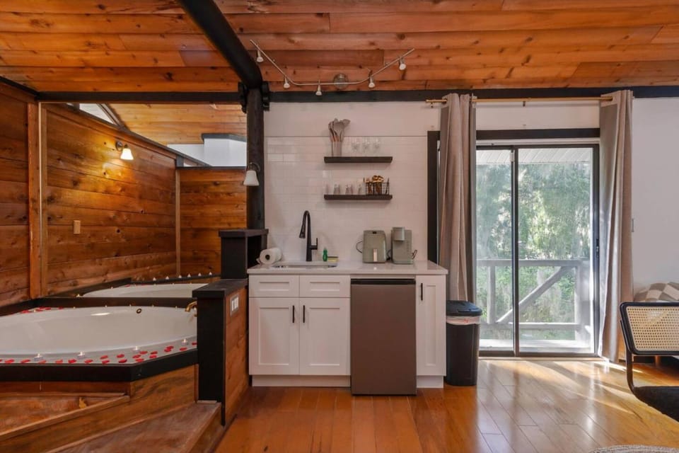 Romantic Getaway Cabin with Jacuzzi Cabin in Poinciana