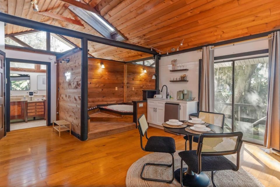 Romantic Getaway Cabin with Jacuzzi Cabin in Poinciana