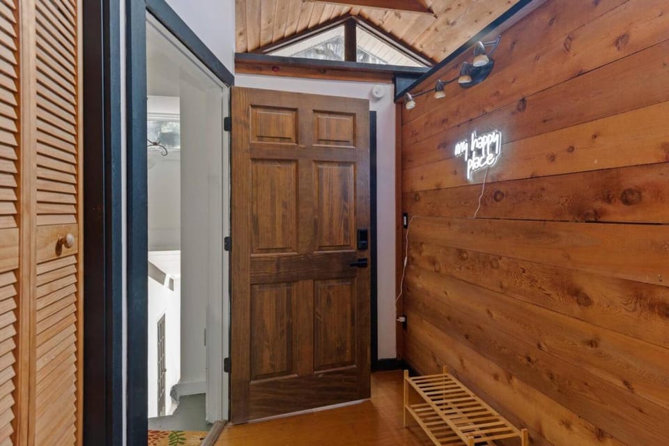Romantic Getaway Cabin with Jacuzzi Cabin in Poinciana