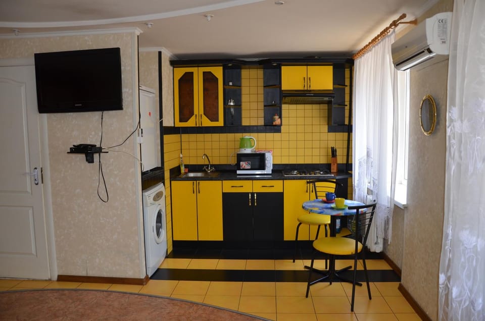 Kitchen or kitchenette, Dining area