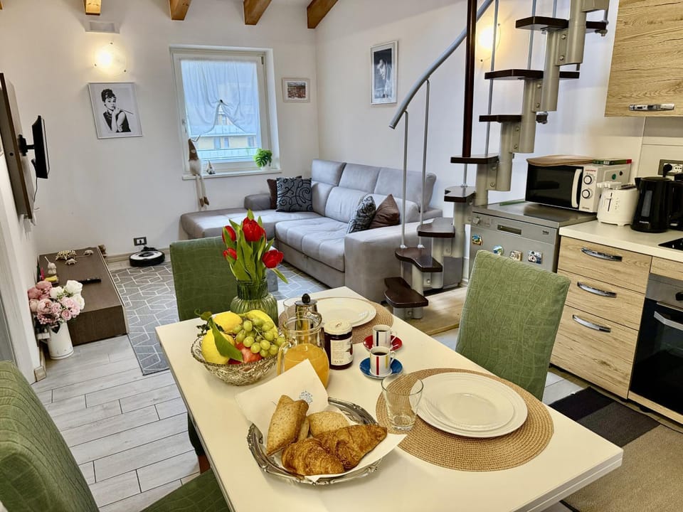 Communal lounge/ TV room, Kitchen or kitchenette, Living room