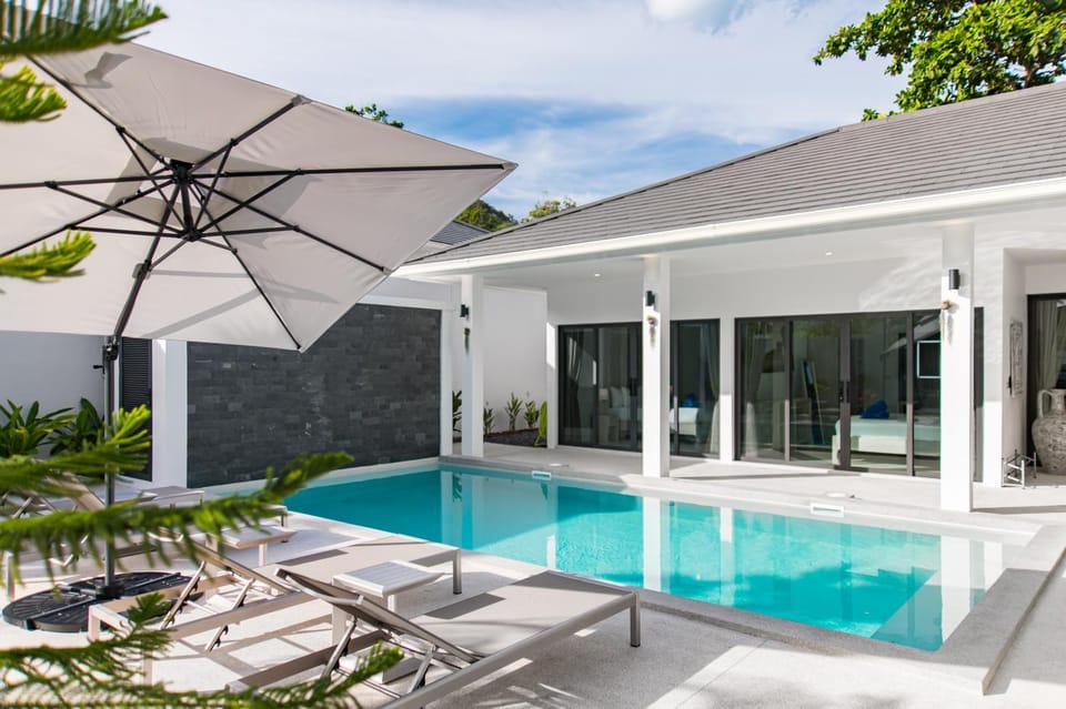 Property building, Patio, Day, Garden view, Pool view, sunbed