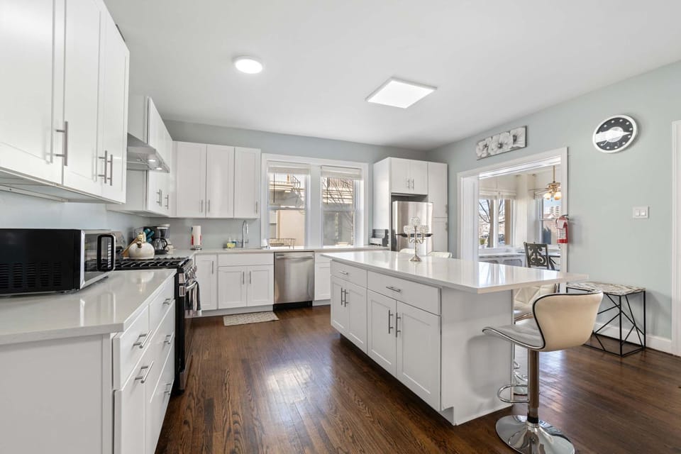 8BR 5BA Entire Luxe Beach Estate House in Ventnor City