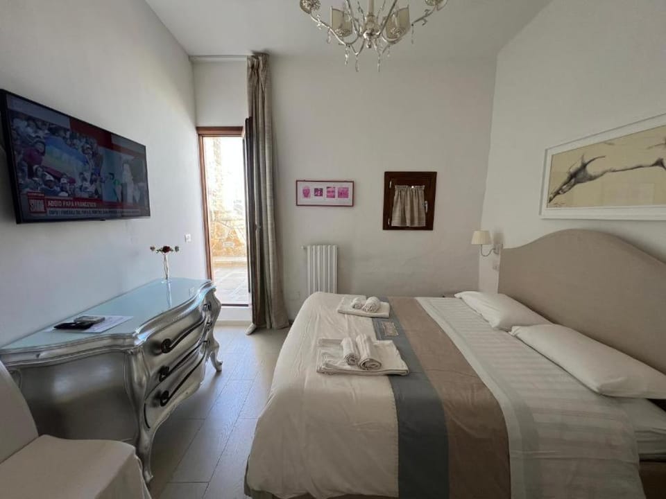 Bed, TV and multimedia, Photo of the whole room, Bedroom, towels