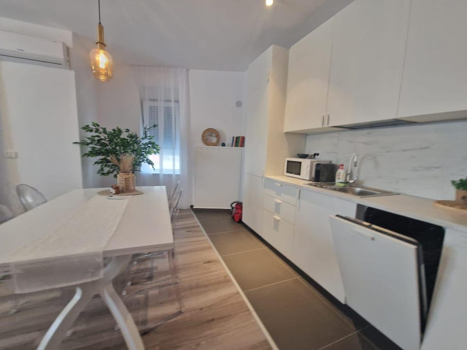 Kitchen or kitchenette, Dining area, oven, stove