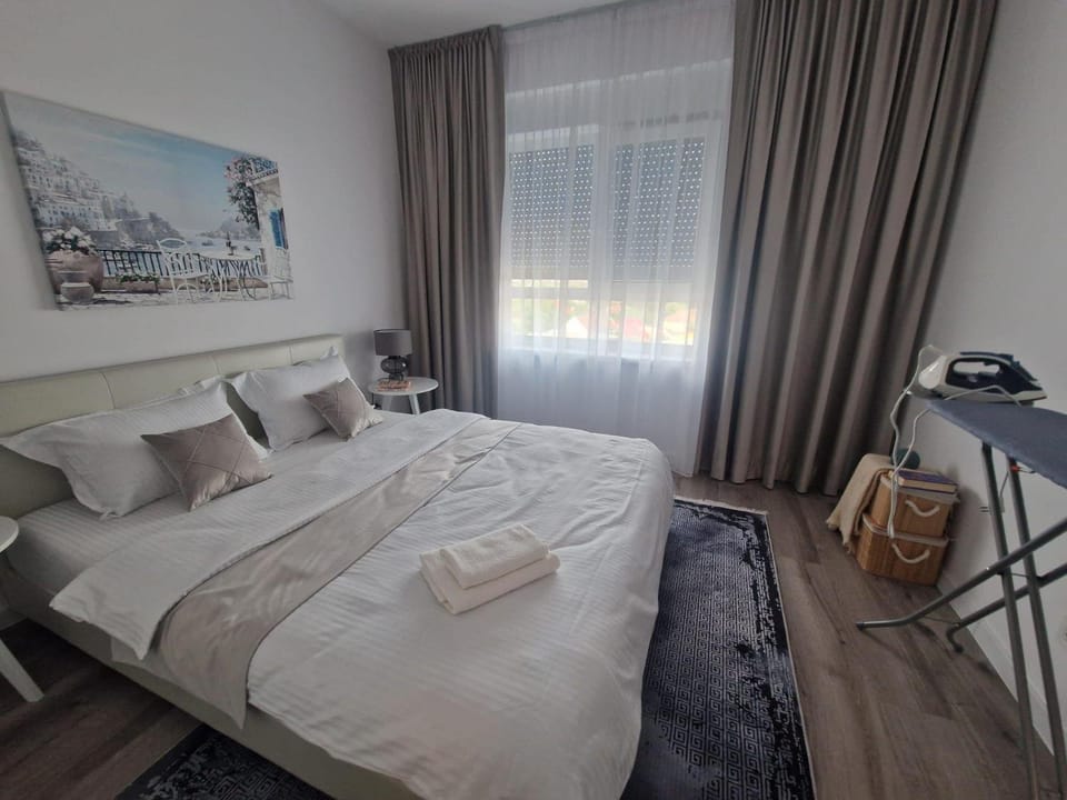 Photo of the whole room, towels