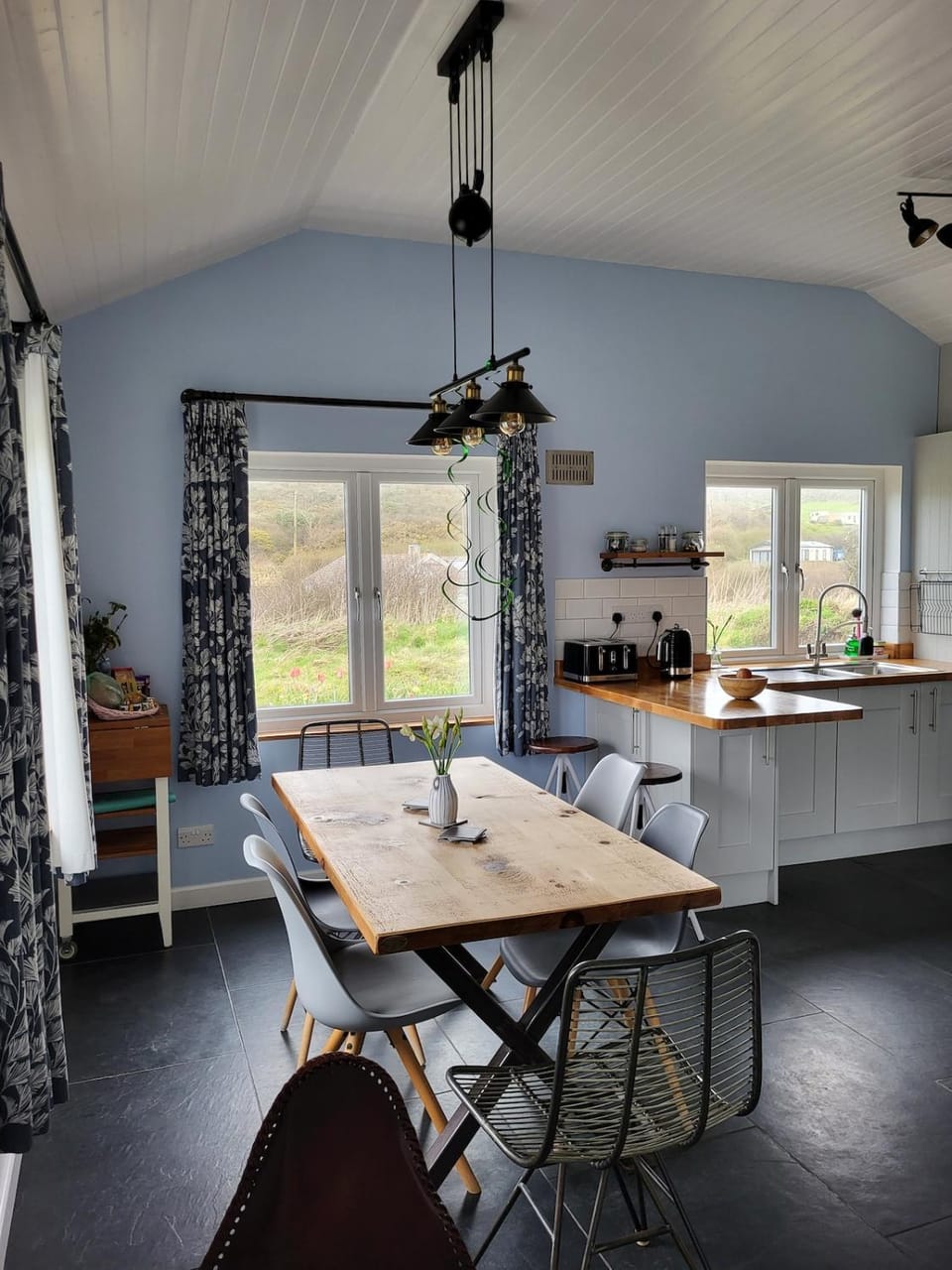 Kitchen or kitchenette, Living room, Seating area, Dining area