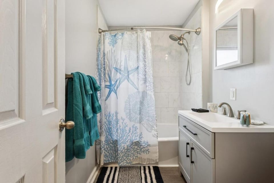 Grand Mountain Styled Oasis 4BR 2BA Dog Friendly Apartment in Kansas City