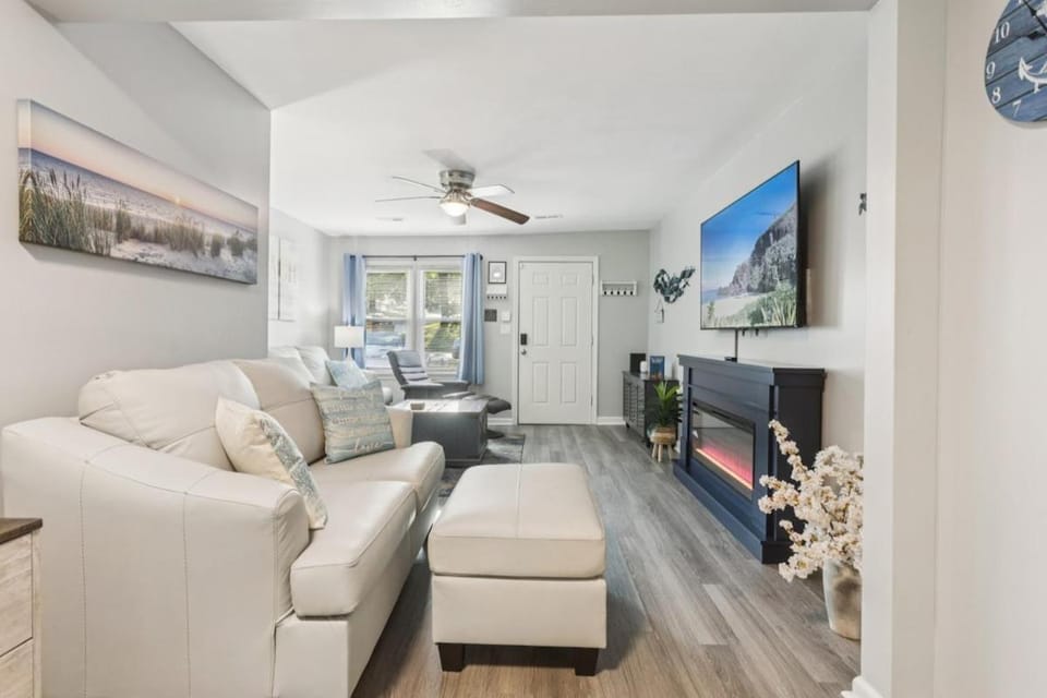 Grand Mountain Styled Oasis 4BR 2BA Dog Friendly Apartment in Kansas City