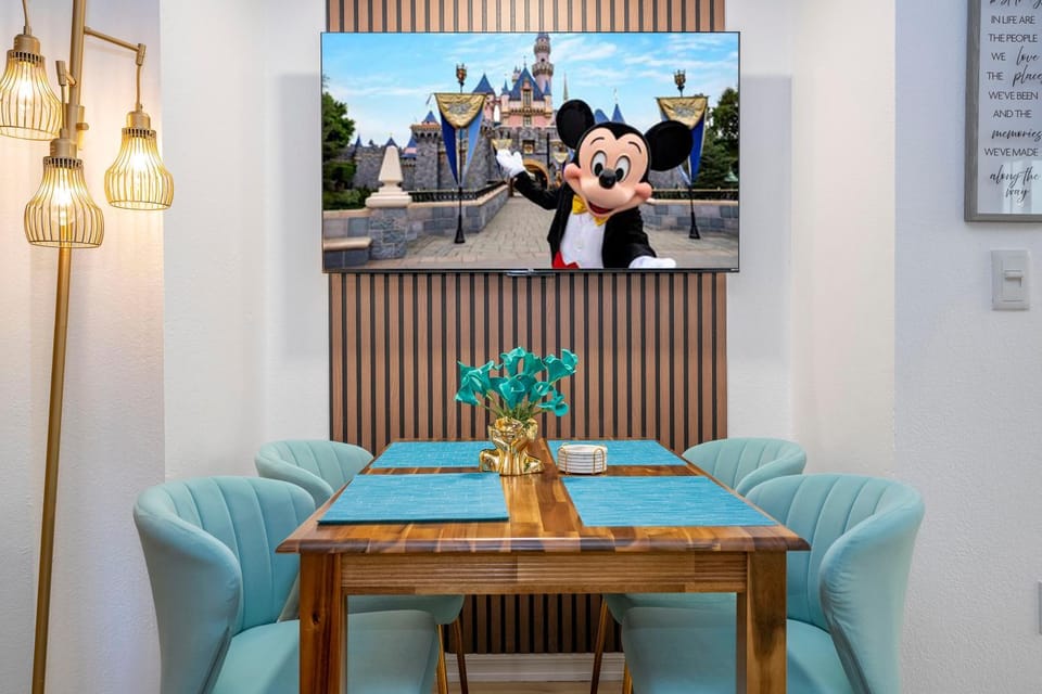 TV and multimedia, Decorative detail, Dining area, Dinner