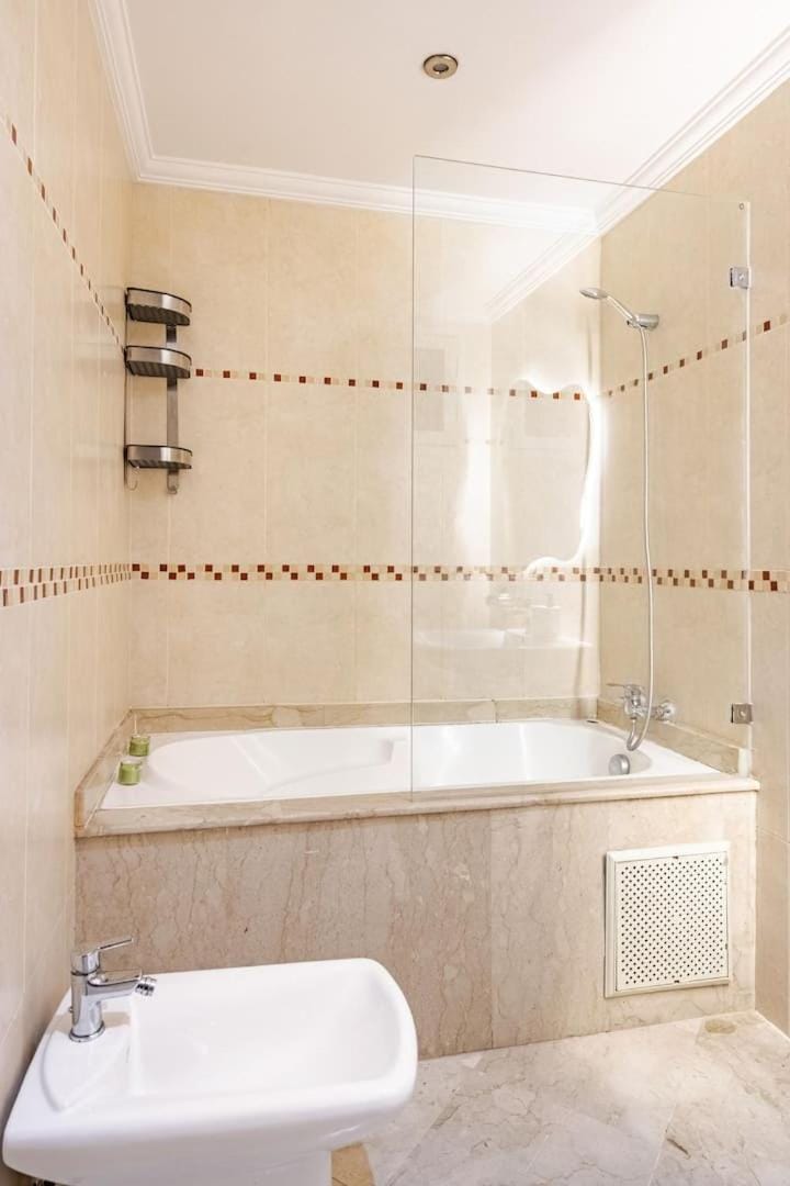 Moderne, 2 CH, Fibre optique, AC Garage Ascenseur Apartment in Rabat